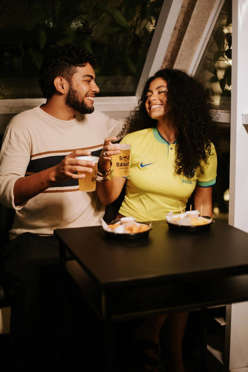 Casal rindo na mesa do Baiúca