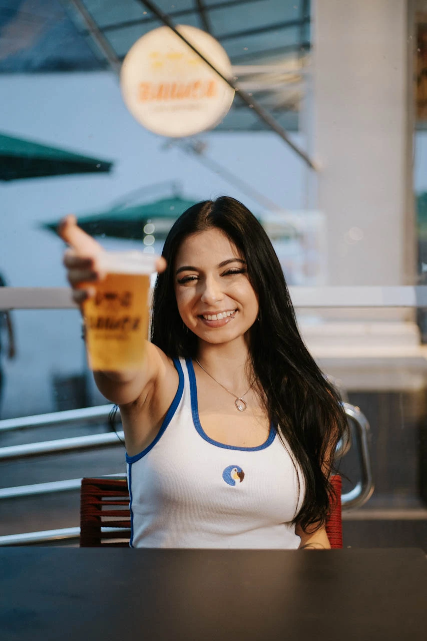 Cliente brindando chopp Baiúca no Mercado de São Brás